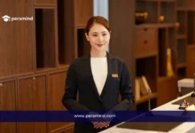 صورة لموظفة استقبال داخل فندق فاخر، تعبر عن فرصة عمل موظف استقبال في فندق فور سيزونز