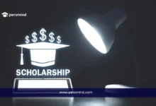 صورة تعبيرية عن منح الدراسات العليا بدون IELTS أو TOEFL في أوروبا والعالم تظهر قبعة تخرج ورموز مالية وشعار Scholarship.