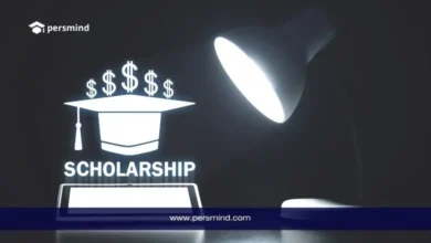 صورة تعبيرية عن منح الدراسات العليا بدون IELTS أو TOEFL في أوروبا والعالم تظهر قبعة تخرج ورموز مالية وشعار Scholarship.