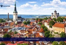 منظر نهاري لمدينة تاريخية في إستونيا يظهر أسطحًا حمراء وكنائس ومعالم معمارية مطلة على البحر، ويُستخدم كصورة لمقال عن منح حكومة إستونيا 2026 للطلاب الدوليين