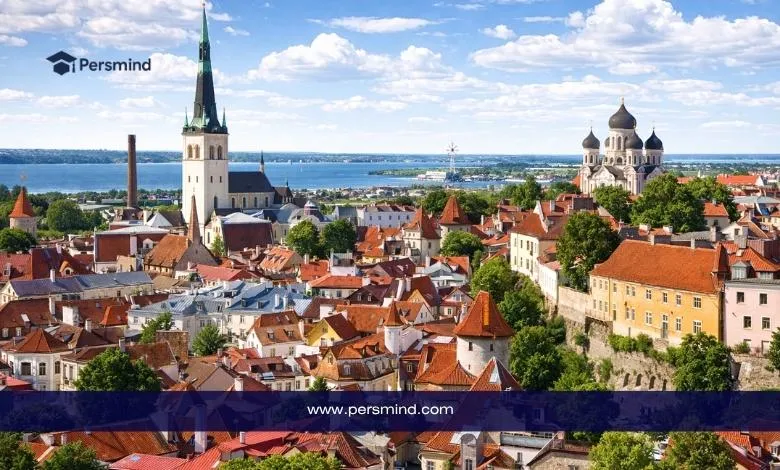 منظر نهاري لمدينة تاريخية في إستونيا يظهر أسطحًا حمراء وكنائس ومعالم معمارية مطلة على البحر، ويُستخدم كصورة لمقال عن منح حكومة إستونيا 2026 للطلاب الدوليين