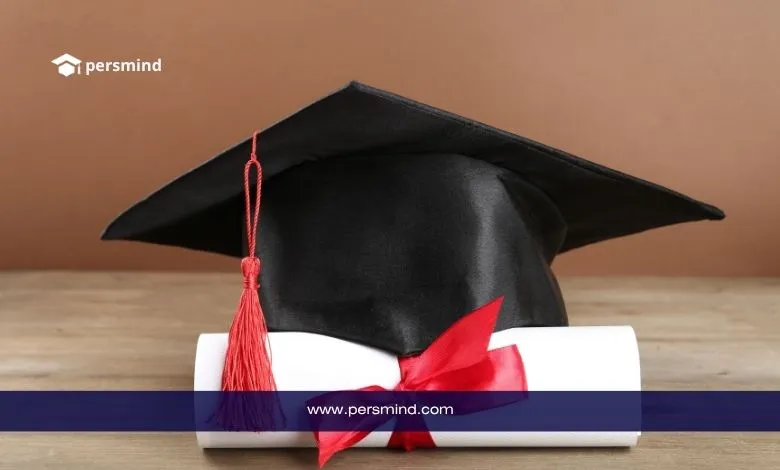 طالب تخرج مع قبعة أكاديمية وشهادة ملفوفة ترمز إلى منحة البنك المركزي الأوروبي للطلاب الدوليين