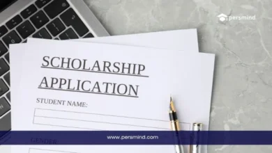 نموذج طلب منحة دراسية بجانب حاسوب محمول وقلم في صورة لمقال منحة الملكة إليزابيث للكومنولث.