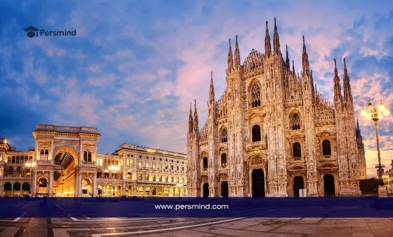 منظر مسائي لمعْلم معماري شهير في إيطاليا يظهر كاتدرائية تاريخية مضاءة في ساحة واسعة، ويُستخدم كصورة لمقال عن منحة جامعة سيينا الدولية للتميز