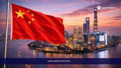 علم الصين مع خلفية ناطحات سحاب وواجهة مائية وقت الغروب في صورة لمقال منحة شوارزمان.