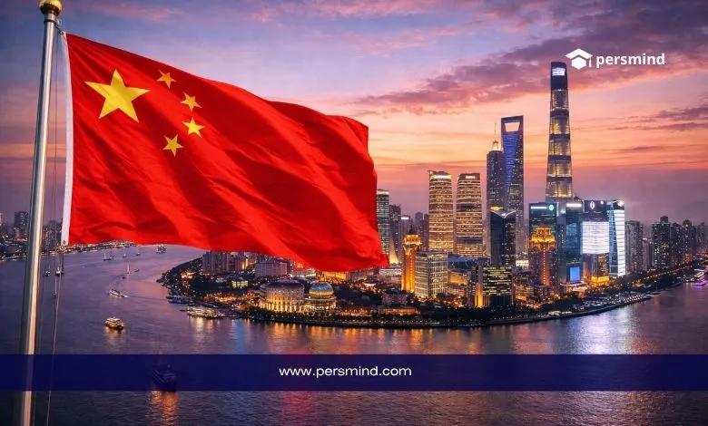 علم الصين مع خلفية ناطحات سحاب وواجهة مائية وقت الغروب في صورة لمقال منحة شوارزمان.