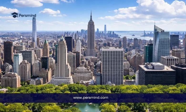 أفق مدينة نيويورك في الولايات المتحدة بصورة نهارية مع مبانٍ شاهقة وحديقة في المقدمة، تُستخدم كصورة لمقال عن منحة نايت هينيسي في جامعة ستانفورد