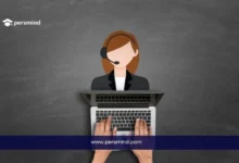 صورة تعبيرية لموظفة خدمة عملاء أو مبيعات تعمل عبر الحاسوب، ترمز إلى وظيفة مندوب مبيعات خارجية في الكويت وقطاع التواصل مع العملاء والمبيعات
