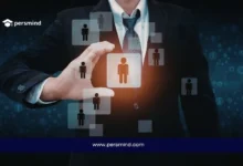 رجل أعمال يشير إلى واجهة رقمية تضم أيقونات تمثل إدارة الأفراد والأنظمة، في صورة تعبر عن وظيفة DevOps Lead في الرياض داخل قطاع التقنية والتحول الرقمي