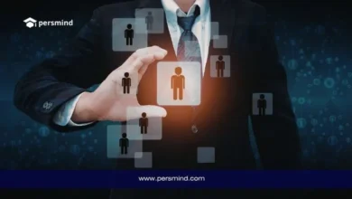 رجل أعمال يشير إلى واجهة رقمية تضم أيقونات تمثل إدارة الأفراد والأنظمة، في صورة تعبر عن وظيفة DevOps Lead في الرياض داخل قطاع التقنية والتحول الرقمي