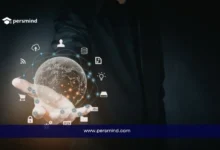 رجل يعرض كرة رقمية وأيقونات تقنية ترمز إلى برنامج الناتو للمهنيين الشباب.