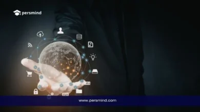 رجل يعرض كرة رقمية وأيقونات تقنية ترمز إلى برنامج الناتو للمهنيين الشباب.