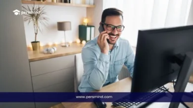 صورة لشخص يعمل من المنزل أمام شاشة كمبيوتر ويتحدث عبر الهاتف ضمن مقال تدريب سيفيكوس.