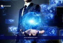 رجل أعمال يعرض شبكة رقمية عالمية ترمز إلى زمالة التناظر من جمعية الإنترنت.
