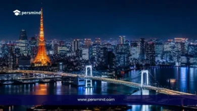 مدينة طوكيو ليلًا مع برج طوكيو وجسر مضيء ترمز إلى منحة MEXT اليابانية للطلاب الدوليين.
