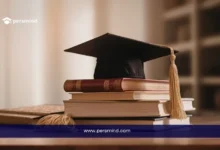 قبعة تخرج وكتب أكاديمية ترمز إلى منحة إيراسموس موندوس WOP-P للطلاب الدوليين.