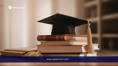 قبعة تخرج وكتب أكاديمية ترمز إلى منحة إيراسموس موندوس WOP-P للطلاب الدوليين.