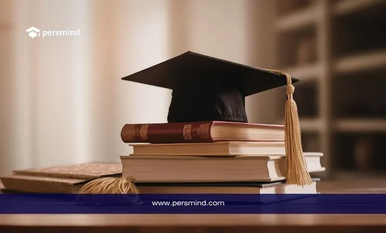 قبعة تخرج وكتب أكاديمية ترمز إلى منحة إيراسموس موندوس WOP-P للطلاب الدوليين.